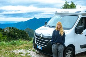 Lotte Instagram - I‘ll miss you summer 
🍝🍷❤️💃🏼🚗🍉🍅🏓🎒⛱️🌶️♥️♥️♥️♥️♥️

Danke @etrusco_official für die beiden Vans, die für die letzten Wochen unser Zuhause waren. Wir waren überall und nirgendwo aber vor allem da. #etruscogoesmusic #unbezahltewerbung

Fotos: @lucthebum ♥️
