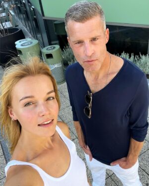 Lotte Instagram - Trainingslager HH City. Lotte, Cluesn & ich, wir wissen jetzt beinahe schon ganz genau, wie wir das machen, Montag Abend in der @elbphilharmonie – aber das bedeutet ja nun auch nicht, dass wir diesen Plan bis dahin nicht noch mehrmals verwerfen, überarbeiten, neufassen und wasnichtalles könnten.

Montag ist ja erst am Montag, soweit ich weiß.

Wir freuen uns jedenfalls auf euch!

@musikvonlotte @clueso @harbourfront_literaturfestival