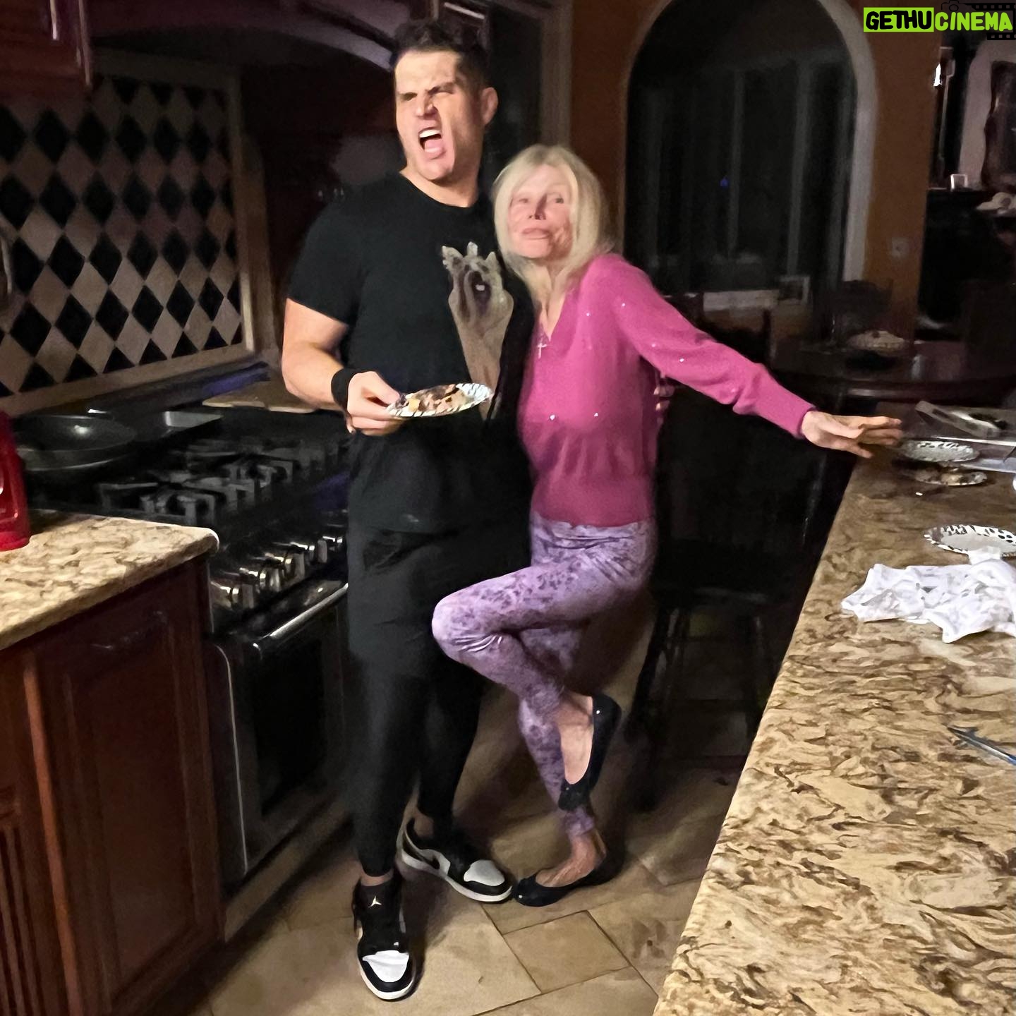 Lou Ferrigno Jr. - 3.1K Likes - Mom & I's "CinnaBun Wednesdays" escalated quickly...
#Cinnabunfun #bakingbuns mommyandme #hotfrostedbuns #carlaferrigno #mamadukes #cinnamonroll #homemade