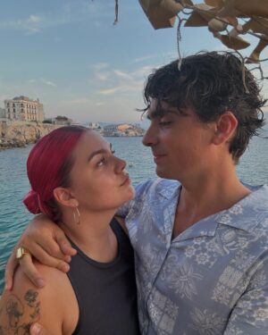 Louane Emera Instagram - 🧜🏼‍♀️

(Swipe jusqu’a la fin pour la petite main la plus mimi du mois d’août) 🥹