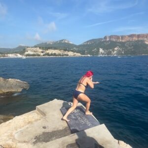 Louane Emera Instagram - 🧜🏼‍♀️

(Swipe jusqu’a la fin pour la petite main la plus mimi du mois d’août) 🥹