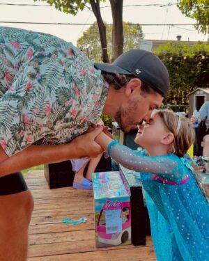 Louis-Philippe Lacroix Instagram - Le 7 août..Une date qui restera gravée dans ma tête et mon cœur à tout jamais! Déjà 3 ans à ma p’tite fille qui fait fondre mon cœur jour après jour depuis sa naissance. Continue d’être parfaite comme ça je suis chanceux et choyé d’avoir un enfant en santé comme toi! Bonne fête! Je t’aime! 

-Ton papa ❤️🫶🏼🥳

#birthday #samie04 #love #dad