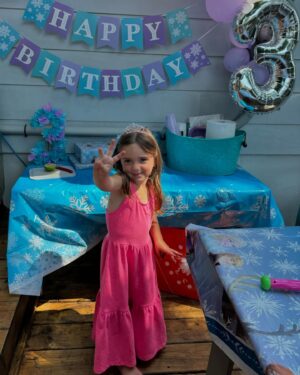 Louis-Philippe Lacroix Instagram - Le 7 août..Une date qui restera gravée dans ma tête et mon cœur à tout jamais! Déjà 3 ans à ma p’tite fille qui fait fondre mon cœur jour après jour depuis sa naissance. Continue d’être parfaite comme ça je suis chanceux et choyé d’avoir un enfant en santé comme toi! Bonne fête! Je t’aime! 

-Ton papa ❤️🫶🏼🥳

#birthday #samie04 #love #dad