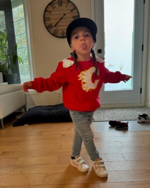 Louis-Philippe Lacroix Instagram - Le 7 août..Une date qui restera gravée dans ma tête et mon cœur à tout jamais! Déjà 3 ans à ma p’tite fille qui fait fondre mon cœur jour après jour depuis sa naissance. Continue d’être parfaite comme ça je suis chanceux et choyé d’avoir un enfant en santé comme toi! Bonne fête! Je t’aime! 

-Ton papa ❤️🫶🏼🥳

#birthday #samie04 #love #dad