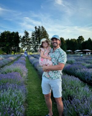 Louis-Philippe Lacroix Instagram - Le 7 août..Une date qui restera gravée dans ma tête et mon cœur à tout jamais! Déjà 3 ans à ma p’tite fille qui fait fondre mon cœur jour après jour depuis sa naissance. Continue d’être parfaite comme ça je suis chanceux et choyé d’avoir un enfant en santé comme toi! Bonne fête! Je t’aime! 

-Ton papa ❤️🫶🏼🥳

#birthday #samie04 #love #dad