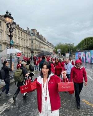 Louise Wong Instagram - So happy to be here experiencing
the Paris2024 Olympics opening ceremony🇫🇷💜

落住雨喺巴黎塞納河睇奧運開幕禮絕對係人生一個特別難忘嘅體驗同回憶💯
最後見到Céline Dion出場唱歌真係超熱血超滾動!🥹😭🫶🏻

@OMEGA
#OMEGAhk
#OMEGA
#OMEGAOfficialTimeKeeper
#Paris2024