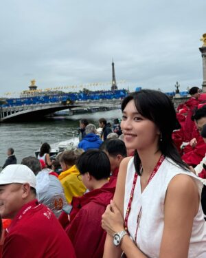 Louise Wong Instagram - So happy to be here experiencing
the Paris2024 Olympics opening ceremony🇫🇷💜

落住雨喺巴黎塞納河睇奧運開幕禮絕對係人生一個特別難忘嘅體驗同回憶💯
最後見到Céline Dion出場唱歌真係超熱血超滾動!🥹😭🫶🏻

@OMEGA
#OMEGAhk
#OMEGA
#OMEGAOfficialTimeKeeper
#Paris2024