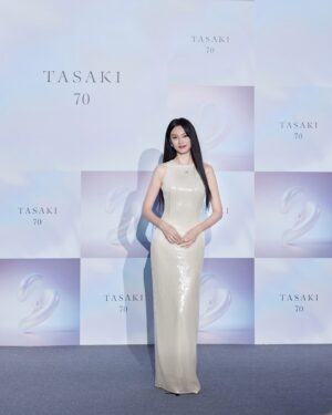 Louise Wong Instagram - What an unforgettable memory🌟🐚🧜🏻‍♀️

@tasaki_intl 70th anniversary 
Floating Shell 《浮游夢澤》 Exhibition