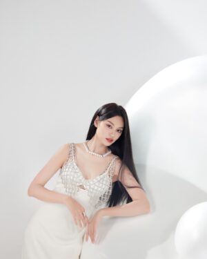 Louise Wong Instagram - What an unforgettable memory🌟🐚🧜🏻‍♀️

@tasaki_intl 70th anniversary 
Floating Shell 《浮游夢澤》 Exhibition