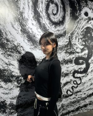 Louise Wong Instagram - 能夠讓我突然衝動下決定的事
其中之一
快閃旅行🖤⚡️

看到有這個實在忍不住要去啊～!
鬼屋 打卡位 精品全部都超正🤤💯 So Happy 

#throwback