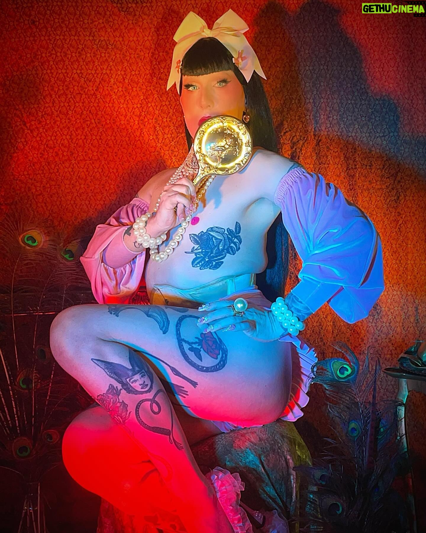 Louisianna Purchase - 2.9K Likes - 🎀💕🩸Come closer🩸💕🎀
Vamp playtime in Chicago with @iampottymouth ❤️
Photography @iampottymouth Lighting assistant @mx.severine My velvet shorts and sleeves @sleep__never