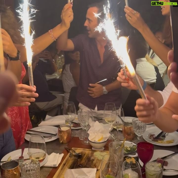 Lourenço Ortigão - 38.4K Likes - Quis o destino que o meu telefone avariasse no meu dia de anos e que fosse “obrigado” a viver estes dias sem distracções, e é por isso que deixo este Post dois dias depois do meu dia 😊
Agradeço do fundo do coração aos amigos e família mais espetaculares do Mundo por me terem proporcionado um dia de anos absolutamente inesquecível, também pelos esforços que fizeram para passar este dia comigo e por estarem sempre lá para mim estes anos todos.
Sinto-me genuinamente abençoado por ter a vida que tenho e por estar rodeado de pessoas que amo e só espero estar no início da vida porque cada ano que passa consegue sempre ser melhor que o anterior.
Adoro-vos a todos e que venham muitos e bons ❤️