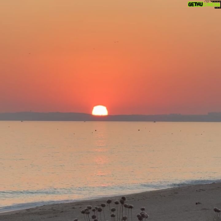 Lourenço Ortigão - 38.4K Likes - Quis o destino que o meu telefone avariasse no meu dia de anos e que fosse “obrigado” a viver estes dias sem distracções, e é por isso que deixo este Post dois dias depois do meu dia 😊
Agradeço do fundo do coração aos amigos e família mais espetaculares do Mundo por me terem proporcionado um dia de anos absolutamente inesquecível, também pelos esforços que fizeram para passar este dia comigo e por estarem sempre lá para mim estes anos todos.
Sinto-me genuinamente abençoado por ter a vida que tenho e por estar rodeado de pessoas que amo e só espero estar no início da vida porque cada ano que passa consegue sempre ser melhor que o anterior.
Adoro-vos a todos e que venham muitos e bons ❤️
