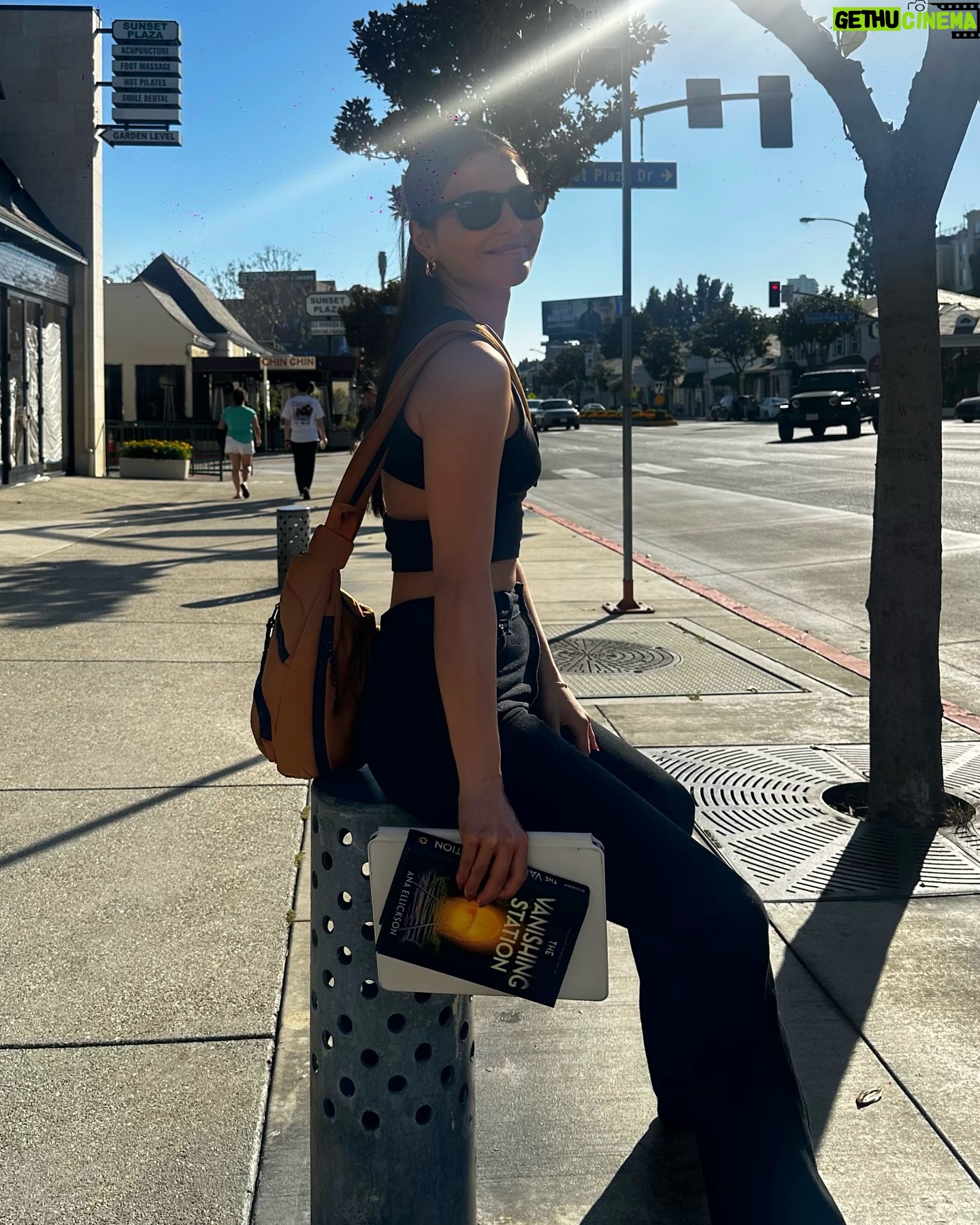 Lovi Poe - 3 Likes - Always have a book in tow ♥️