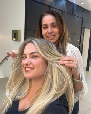 Lua Blanco Instagram - #tbt do meu dia de princesa em São Paulo com a @rosangelaaraujo no salão @1838jardimamerica, onde ela retocou o meu loiro e aparou minhas pontas! ter cabelo comprido assim só é possível com profissionais tão incríveis quanto a Ro, em quem confio cegamente há dez anos. obrigada pelo zelo e cuidado de sempre, tanto seu quanto da sua equipe, Ro! ❤️ #loirodossonhos #rosangelaaraujo #cabelo #loiro #mechas