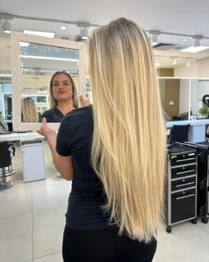 Lua Blanco Instagram - #tbt do meu dia de princesa em São Paulo com a @rosangelaaraujo no salão @1838jardimamerica, onde ela retocou o meu loiro e aparou minhas pontas! ter cabelo comprido assim só é possível com profissionais tão incríveis quanto a Ro, em quem confio cegamente há dez anos. obrigada pelo zelo e cuidado de sempre, tanto seu quanto da sua equipe, Ro! ❤️ #loirodossonhos #rosangelaaraujo #cabelo #loiro #mechas