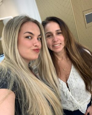 Lua Blanco Instagram - #tbt do meu dia de princesa em São Paulo com a @rosangelaaraujo no salão @1838jardimamerica, onde ela retocou o meu loiro e aparou minhas pontas! ter cabelo comprido assim só é possível com profissionais tão incríveis quanto a Ro, em quem confio cegamente há dez anos. obrigada pelo zelo e cuidado de sempre, tanto seu quanto da sua equipe, Ro! ❤️ #loirodossonhos #rosangelaaraujo #cabelo #loiro #mechas