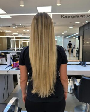 Lua Blanco Instagram - #tbt do meu dia de princesa em São Paulo com a @rosangelaaraujo no salão @1838jardimamerica, onde ela retocou o meu loiro e aparou minhas pontas! ter cabelo comprido assim só é possível com profissionais tão incríveis quanto a Ro, em quem confio cegamente há dez anos. obrigada pelo zelo e cuidado de sempre, tanto seu quanto da sua equipe, Ro! ❤️ #loirodossonhos #rosangelaaraujo #cabelo #loiro #mechas