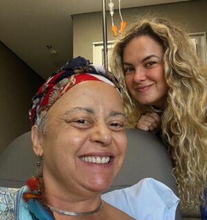 Lua Blanco Instagram - você me ensinou a vestir um sorriso e um vestido lindo em meio a tribulações, a sempre expandir o seu ponto de vista sobre uma situação, a se colocar com potência em ambientes predominantemente dominados por homens, a levar gargalhadas e bom humor por onde passar, a preparar o melhor couve no alho e azeite, a ter mais projetos na manga do que você consegue realizar de uma vez, a sempre criar, sempre contar histórias, sempre escrever o que está sentindo, sempre ter papo reto, sempre apoiar as pessoas que ama, sempre ser um furacão. aprendi tanta coisa com você, Nadica. minha diretora, minha professora, minha amiga. vou te levar comigo enquanto eu viver. @nadiabambirra 🤍