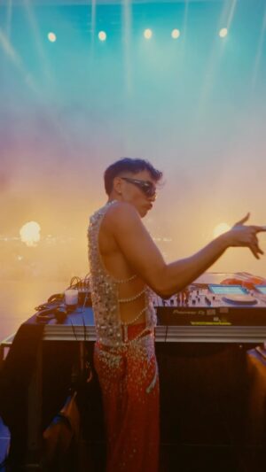 Luc Loren Instagram - 🤪🤪🤪

Track: “a pablo le apetece techno” by @soy_aga