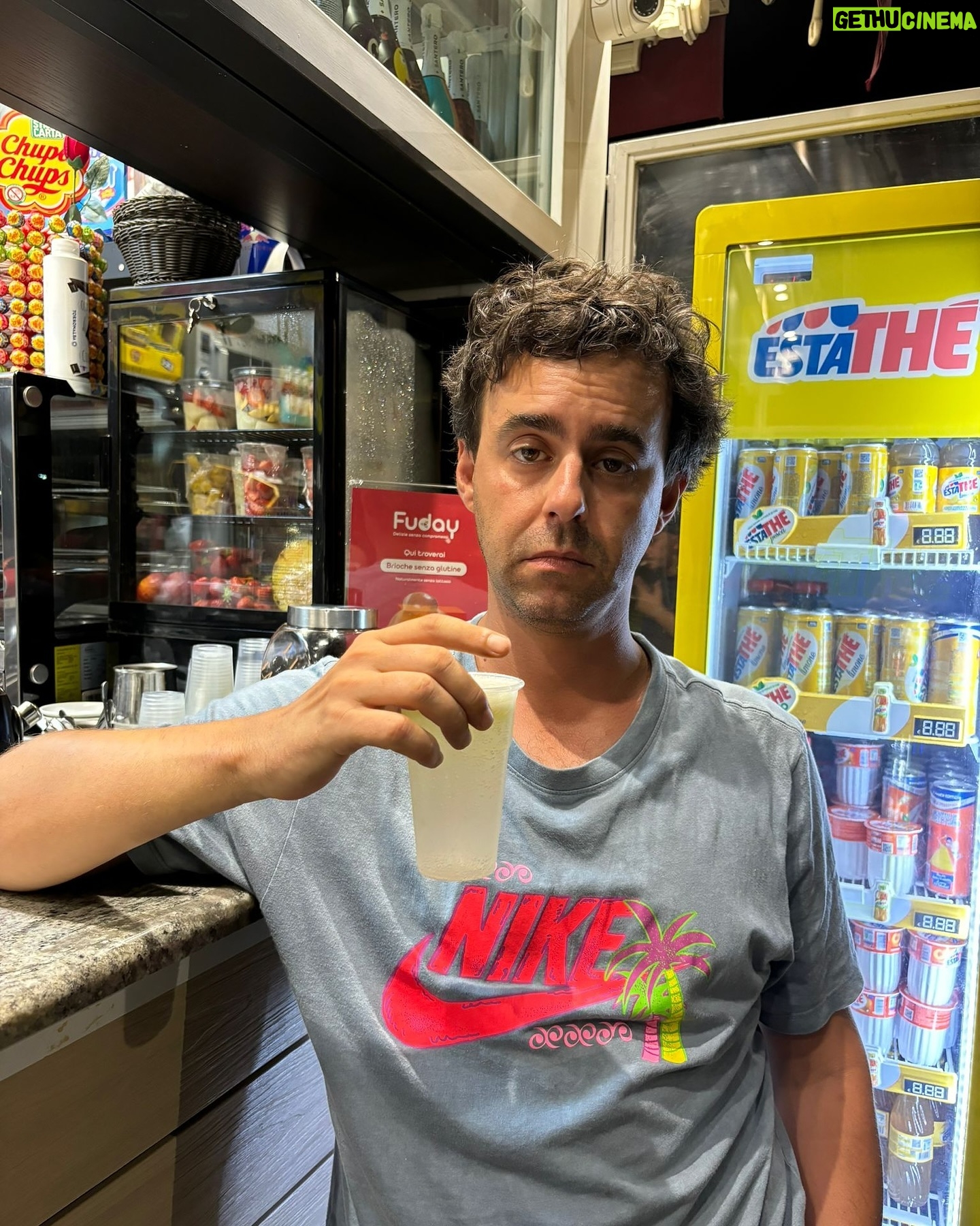 Luca Ravenna - 15K Likes - Catania potrei lavorare per la Pro Loco
1. Parrucchiere al top
2. Così si inaugura un’attività
3. Seltz limone e sale (ogni città dovrebbe venderlo)
4. Passato remoto di Pokè
5. Shark Edicola by@vincenzovim
6. Palazzolo Acreide agghindato a festa
7. @pinksonepinkfloyd Tribute band dei Pink Floyd a Palazzolo Acreide esegue “Learning to fly” la più bella canzone dei PF
8 @alicevaleriaoliveri ripensa alla sua adolescenza a bordo piscina alla Risacca
9. Blessed by the sicilian sun
10. Regalo slogan per @tomarchio_pasticceriasiciliana
“Lato mio, bene
La Tomarchio, ottima”
🐘❤️💙