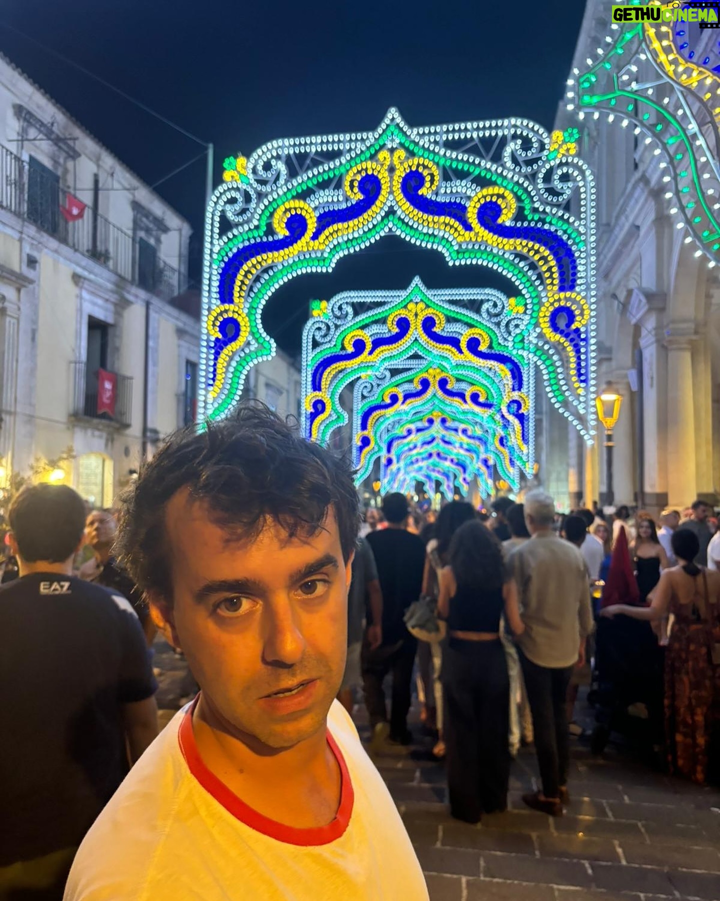 Luca Ravenna - 15K Likes - Catania potrei lavorare per la Pro Loco
1. Parrucchiere al top
2. Così si inaugura un’attività
3. Seltz limone e sale (ogni città dovrebbe venderlo)
4. Passato remoto di Pokè
5. Shark Edicola by@vincenzovim
6. Palazzolo Acreide agghindato a festa
7. @pinksonepinkfloyd Tribute band dei Pink Floyd a Palazzolo Acreide esegue “Learning to fly” la più bella canzone dei PF
8 @alicevaleriaoliveri ripensa alla sua adolescenza a bordo piscina alla Risacca
9. Blessed by the sicilian sun
10. Regalo slogan per @tomarchio_pasticceriasiciliana
“Lato mio, bene
La Tomarchio, ottima”
🐘❤️💙