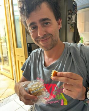 Luca Ravenna Instagram - Catania potrei lavorare per la Pro Loco
1. Parrucchiere al top
2. Così si inaugura un’attività 
3. Seltz limone e sale (ogni città dovrebbe venderlo)
4. Passato remoto di Pokè
5. Shark Edicola by@vincenzovim 
6. Palazzolo Acreide agghindato a festa
7. @pinksonepinkfloyd Tribute band dei Pink Floyd a Palazzolo Acreide esegue “Learning to fly” la più bella canzone dei PF
8 @alicevaleriaoliveri ripensa alla sua adolescenza a bordo piscina alla Risacca
9. Blessed by the sicilian sun 
10. Regalo slogan per @tomarchio_pasticceriasiciliana 
“Lato mio, bene
  La Tomarchio, ottima”

🐘❤️💙