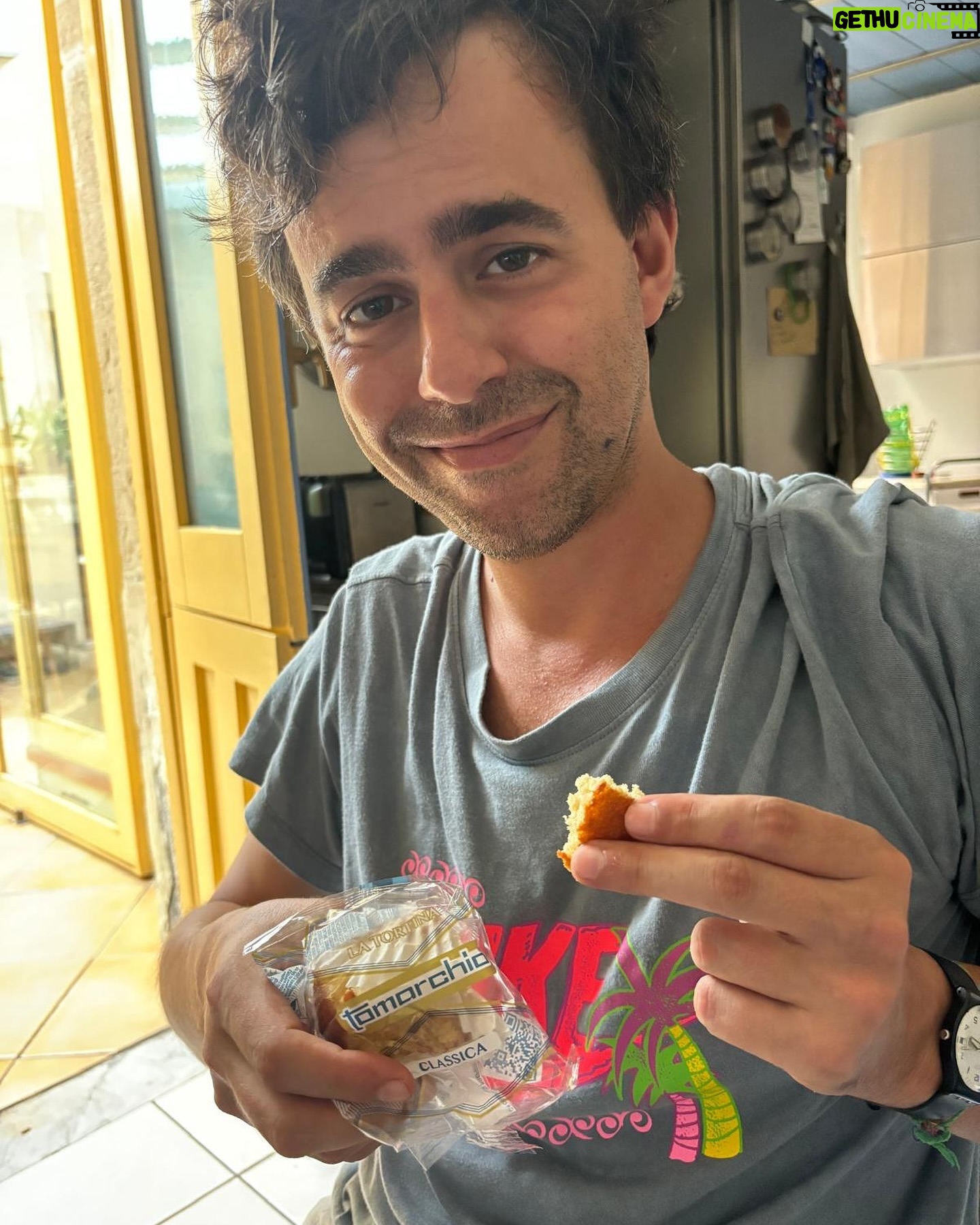 Luca Ravenna - 15K Likes - Catania potrei lavorare per la Pro Loco
1. Parrucchiere al top
2. Così si inaugura un’attività
3. Seltz limone e sale (ogni città dovrebbe venderlo)
4. Passato remoto di Pokè
5. Shark Edicola by@vincenzovim
6. Palazzolo Acreide agghindato a festa
7. @pinksonepinkfloyd Tribute band dei Pink Floyd a Palazzolo Acreide esegue “Learning to fly” la più bella canzone dei PF
8 @alicevaleriaoliveri ripensa alla sua adolescenza a bordo piscina alla Risacca
9. Blessed by the sicilian sun
10. Regalo slogan per @tomarchio_pasticceriasiciliana
“Lato mio, bene
La Tomarchio, ottima”
🐘❤️💙