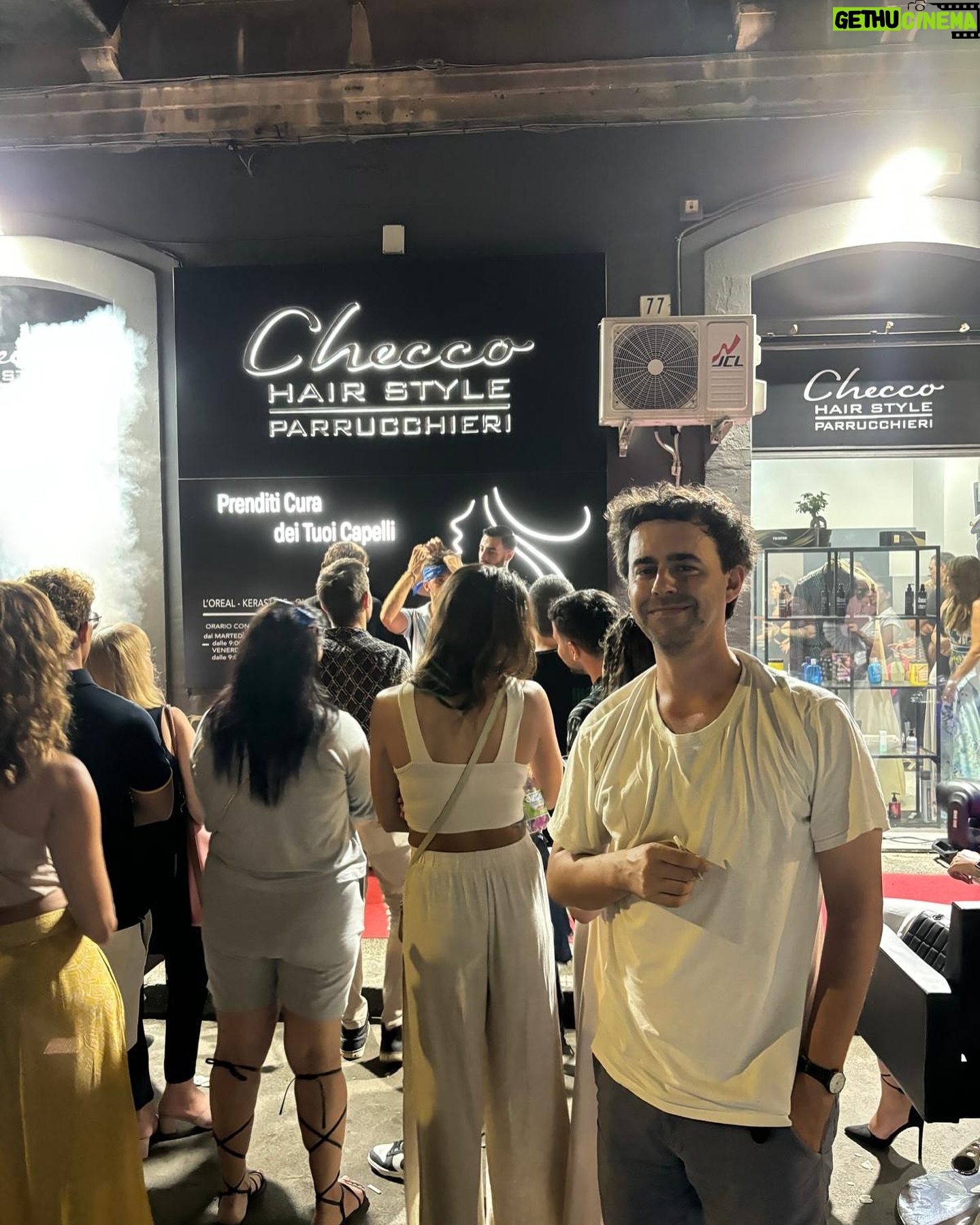 Luca Ravenna - 15K Likes - Catania potrei lavorare per la Pro Loco
1. Parrucchiere al top
2. Così si inaugura un’attività
3. Seltz limone e sale (ogni città dovrebbe venderlo)
4. Passato remoto di Pokè
5. Shark Edicola by@vincenzovim
6. Palazzolo Acreide agghindato a festa
7. @pinksonepinkfloyd Tribute band dei Pink Floyd a Palazzolo Acreide esegue “Learning to fly” la più bella canzone dei PF
8 @alicevaleriaoliveri ripensa alla sua adolescenza a bordo piscina alla Risacca
9. Blessed by the sicilian sun
10. Regalo slogan per @tomarchio_pasticceriasiciliana
“Lato mio, bene
La Tomarchio, ottima”
🐘❤️💙