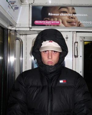 Lucas Drag Instagram - Subway with my new jacket  @tommyhilfiger 🖤

Collaboration commerciale