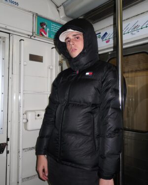 Lucas Drag Instagram - Subway with my new jacket  @tommyhilfiger 🖤

Collaboration commerciale