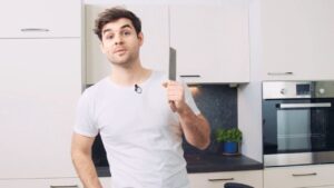 Lucas Reiber Instagram - Kleiner Anreiz zum Weltvegantag heute 🌱🌎
Hier mal was ganz Einfaches aber unfassbar Leckeres zum Ausprobieren. 
@petadeutschland und ich dachten uns, wir inspirieren euch mal ein bisschen 👨🏽‍🍳💛🍝

P.S. wer es nicht so deftig möchte, nimmt einfach etwas Mandel-/Hafermilch statt der Sahne. Konsistenz ist natürlich anders, aber Geschmack nach wie vor Top!!
Und ja ⚠️ Um zu gucken, ob die Pfanne schon heiß ist, wirklich nur ein Mini-Spritzer Wasser!!

Und jetzt
Happy worldveganday!!
🌱🌎

#worldveganday #spaghetticarbonara #rezept #vegan #peta