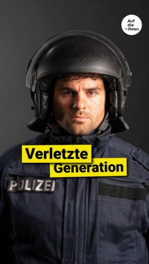 Lucas Reiber Instagram - Nachspiel - Lützi lebt?

Das, was in #Lützerath am 14.01.23 passiert ist, hat für sie alle ein Nachspiel: Während Lars mit den körperlichen & psychischen Folgen umgehen muss, wird Amina vom Dienst freigestellt. Nur Alexander verlässt den Kessel als Gewinner, zumindest wenn es um seine Karriere geht. In dieser letzten Folge von „Verletzte Generation“ stellt Sebastian Weber seinen Gäst:innen die Frage, die ihn seinem Podcast durchgehend beschäftigt. Wurde die Generation Z wirklich am 14.01.23 von den Boomern verletzt? Oder fühlen sie sich nur verletzt? Wurde Lützerath nur als ein Symbol für den Generationenkonflikt missbraucht? Und: Was lernen wir aus dem, was in Lützerath passiert ist? 

Der Hörspielpodcast beruht auf wahren Begebenheiten. Die Protagonist:innen wurden aus dramaturgischen Gründen jedoch frei erfunden.

„Verletzte Generation“ ist ein sechsteiliger Hörspielpodcast, produziert von @aufdieohren_produktion.

Idee & Bücher: @bjarnemeisel und @bianca.nawrath 
Redaktionsleitung: @all_is_hel 
Sound Design: @kurtcodein 
Social Media & Trailer-Konzept: @jas_bly und @missoomonroe 
Kamera, Schnitt & Editorial: @carlo_oppermann 
Maske: @ellenvibez 
Cover & Artwork: @mblewonski , @carlo_oppermann , @kathissssss , @missoomonroe @just_pichen 

Cast dieser Folge:
Sebastian Weber: #axelprahl 
Amina Davis: @taneshia_abt 
Finja Weissmann: @bianca.nawrath 
Alexander Beck: @bjarnemeisel 
Gosia: @letsplantstories 
Toni: @rosa_vonlobenstein 
Maurice Davis: @sprecher_omid 
Petra Davis: @stefaniestahl 
Robert: @lucasreiber 
Lars M: @bruno__alexander 
PHK Stör: @officiallyjokoturbo 

@maximilianmundt , @michafritz , @leazoevoss als Polizist:innen. @samirahbreuer , @caroline_hartig , @claudia.kamieth , @thisisjascha @lea_van_acken @christophmoreno und @fratellotonnato als Aktivist:innen

@lin_dastahl  als MAZ-Stimme

Vielen Dank auch an @maximilianpollux , Myriel Desgranges, Chiara Rüßmann, Dustin Leenen und dem Team von @aufdieohren_produktion .

#lützerathlebt #lützibleibt #polizei #Genz #kohleabbaustoppen #umweltschutz #klimakrise #klimawandel #klimastreik #kohleausstieg #verletztegenerationderhörspielpodcast