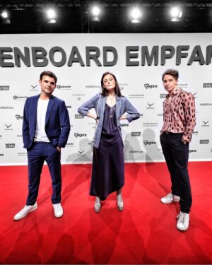 Lucas Reiber Instagram - Zusammen mit @lea_van_acken und @berlinjonathan 💚 auf dem @medienboard Empfang in Berlin.
Die beiden sind pure Inspiration und haben einfach ne tolle Energie. Die Filmbranche wird ganz gut aufgemischt und positiv beeinflusst in den nächsten Jahren. Ich freu mich auf alles was kommt!
#berlinale #greenshooting #bewusstsein #nachhaltigkeit #deutscheskino #film #changeiscoming #qualitytime 📷 by @sebastian_gabsch_fotografie