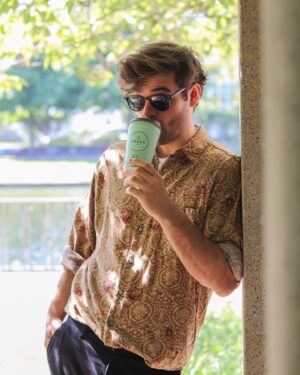 Lucas Reiber Instagram - werbung

Es gibt immer einen Weg ohne Einweg!
♻️🥤🌎
Gerade jetzt während der Corona-Pandemie haben wir alle gemerkt, was für eine Katastrophe Einwegverpackungen sind.
Fragt euer Lieblingscafé beim nächsten ☕️-to-go einfach nach einem Mehrwegbecher und verhindert somit unnötigen Müll!
In vielen Café´s gibt's dann sogar Rabatt.

Die Initiative @betterworldcup sorgt dafür, dass immer mehr Cafés mitmachen und auf ihrer Website kannst du auf einer Map sehen, wer schon alles dabei ist.

#return #reuse #recycle #mehrweg  #zerowaste #betterworldcup #recup #mehrwegbecher