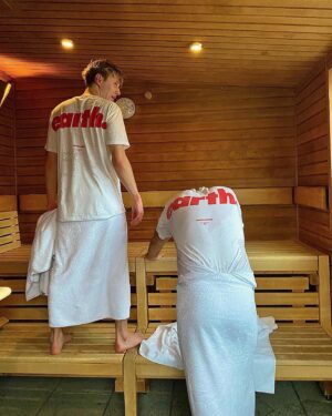 Lucas Reiber Instagram - TOO HOT TO IGNORE 🔥
Die Erde ist zu heiß. Die Klimakrise darf
nicht länger ignoriert werden. Deshalb 
haben sich @armedangels und 
@_germanzero zusammengetan und das 
TOO HOT TO IGNORE – Earth-Shirt 
entworfen. Für jedes verkaufte T-Shirt 
werden 10€ an GermanZero gespendet. 
Die NGO arbeitet mit über 1000 
ehrenamtlichen, engagierten Menschen 
daran, Deutschland bis 2035 klimaneutral 
zu machen.
Sei Teil der Bewegung für eine bessere 
Zukunft, positioniere dich im Kampf gegen 
die Erderwärmung. 
❤️‍🔥 
#TooHotToIgnore 
#armedangels #germanzero