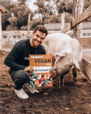Lucas Reiber Instagram - Dass Tierprodukte futtern
nicht so gut ist, wissen mittlerweile alle -
wegen der Umwelt und der Tiere.
Was die meisten aber noch nicht wissen:
Fleischwaren sind krebserregend!
Die Weltgesundheitsorganisation stuft sie als
"definitives Gruppe 1-Karzinogen" in die gleiche
Kategorie wie Zigarettenrauchen ein.
Just saying...😳
Also wer im neuen Jahr auch was für
seine Gesundheit machen will,
der kann im Januar mal probieren,
Fleisch wegzulassen und seinen Kaffee
mit cremiger Pflanzenmilch zu veredeln.

Na, wer traut sich?
Wer ist beim #veganuary 2021 dabei?
Link ist in der Bio 🌱