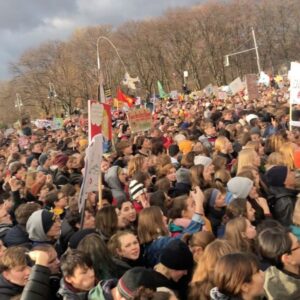Lucas Reiber Instagram - Krass, wieviele wir waren! Alle mit ner Meinung, Hoffnung und guter Laune auf der Straße gewesen. Liebe Politik, bitte übernehmt endlich Verantwortung für unsere Gesellschaft. Das ist euer Job, dafür haben wir euch gewählt, dafür bezahlen wir euch jeden Tag.
#neustartklima #fff #berlin #klimastreik #fridaysforfuture #klimawandel