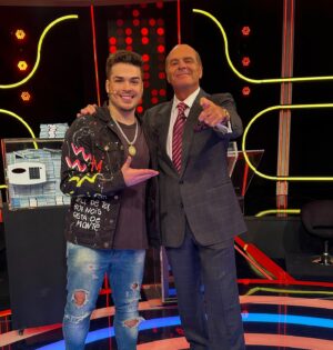 Lucas Santos Instagram - e ontem tive o prazer de gravar com ele, a lenda do Mega-Senha @marcelodcarvalhof ✨
será que vou virar meme? 🫣🤣