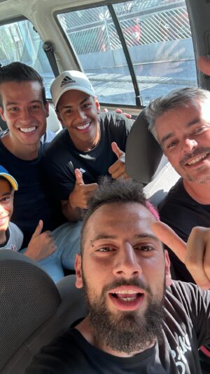 Lucas Strabko Instagram - A VIDA DOS JOGADORES DE BASE NOS TIMES GRANDES! Sim, aos 16 anos, eles já mudaram a vida da família. Mas ainda vão na escola, soltam pipa e vivem com toda pressão de dar certo. Baita vídeo com um oferecimento de @clear.haircare, que te deixa de cabeça fresca, zero caspa e 100% confiante #ARegraÉClearZeroCaspa
#ARegraÉClear #publi