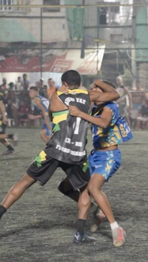 Lucas Strabko Instagram - COMO É UM JOGO DE VÁRZEA NA FAVELA DO RIO? Fui no Complexo da Maré te mostrar tudo! Vocês têm que ver esse vídeo. Tá sacanagem. Só loucura e confusão. Teve até jogador do Vasco em campo! Já tá no canal!