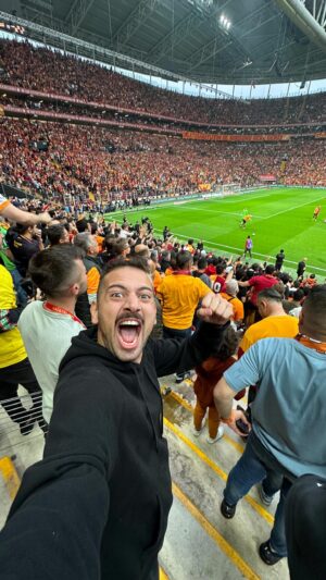 Lucas Strabko Instagram - ESTOU NO MAIOR CLÁSSICO DO MUNDO!!!! GALATASARAY X FENERBAHCE!!!!!!