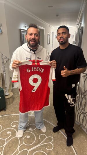 Lucas Strabko Instagram - PASSEI UM DIA COM GABRIEL JESUS NA INGLATERRA!
.
Foi surreal! Fiquei na casa do Jesus, vi toda a rotina, ele mostrou os troféus, falou de tudo! O vídeo está SENSACIONAL!
.
Link nos stories e na bio! Não perde! Está muuuito louco!