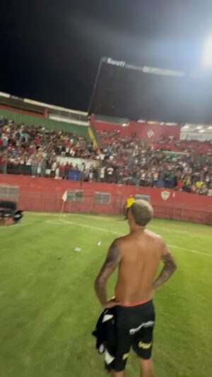 Lucas Strabko Instagram - RIO CAMPEÃO E CHUVA DE GARRAFADA NO @pozevidalouca! QUE BAGULHO LOUCO!