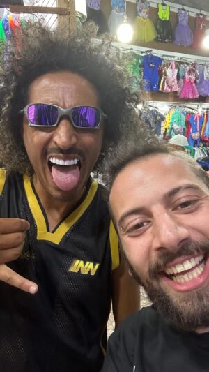 Lucas Strabko Instagram - Papi Coisa Linda vive o auge. Aos 45 anos, é vendedor de roupas e repórter da @cazetv_oficial. Uma história de luta e superação para chegar. Nós mostramos um dia de Papi e contamos sua história. O vídeo completo está no Canal Cartoloucos. Link nos stories e na descrição.