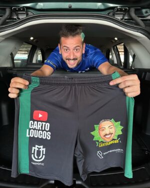 Lucas Strabko Instagram - ARRASTA PARA O LADO E VEJA O MAIOR CALÇÃO DA HISTÓRIA DO MARACANÃ! 
.
Sabe onde está meu calção? Na maior loja de carros do Rio! A Kavak Galeão, com mais de 400 carros, de tudo quanto é preço! É de Kavak que viemos fazer história no Maraca!