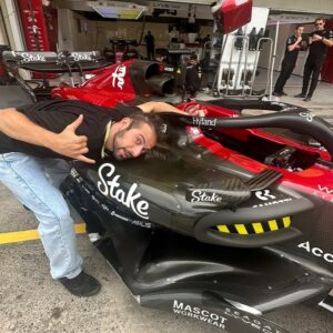 Lucas Strabko Instagram - SAIU UM DOS VÍDEOS MAIS LEGAIS DO CANAL! Olha todo mundo que a gente encontrou e resenhou! Tá tudo no vídeo! Acesso total na Fórmula 1! Mostramos tudo de como funciona a @alfaromeostake, a vida dos pilotos e dos mecânicos! Está sensacional! Só agradecer a @stake por ter nos proporcionado tudo isso! Vão lá assistir! Link nos stories!