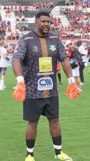 Lucas Strabko Instagram - A vida de Aranha mudou. O ex-goleiro enfrentou a fome e o racismo no futebol. E cansou do esporte. Jogou-se em um novo caminho. Você verá como está o ex-jogador de Santos, Palmeiras e Ponte Preta. Vídeo está no Canal Cartoloucos, link na descrição!