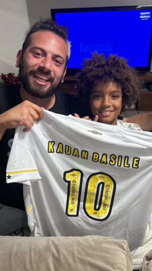 Lucas Strabko Instagram - Como é a vida de uma grande promessa do futebol brasileiro? Kauan Basile, 11 anos, patrocinado pela Nike, agenciado por Neymar, joia do Santos. Educado, gente boa, estudioso, de boa família. Seu sonho é ganhar uma Copa do Mundo. É um daqueles vídeos que assistiremos de novo no futuro. Está completo no canal Cartoloucos!