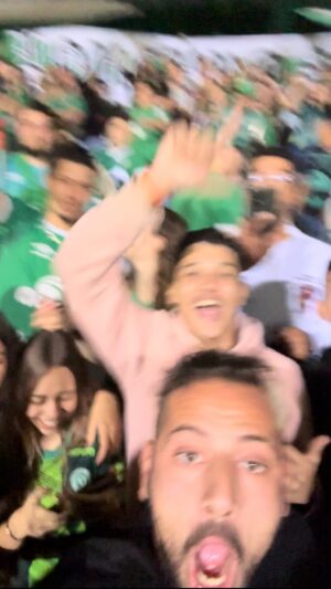 Lucas Strabko Instagram - A atual situação da Chapecoense é muito difícil. A torcida, fanática, cobra e apoia na mesma proporção. O presidente tenta de todas maneiras reerguer o clube. Como está a Chape, 7 anos após o acidente? Você assiste agora no canal Cartoloucos. Link nos stories.
